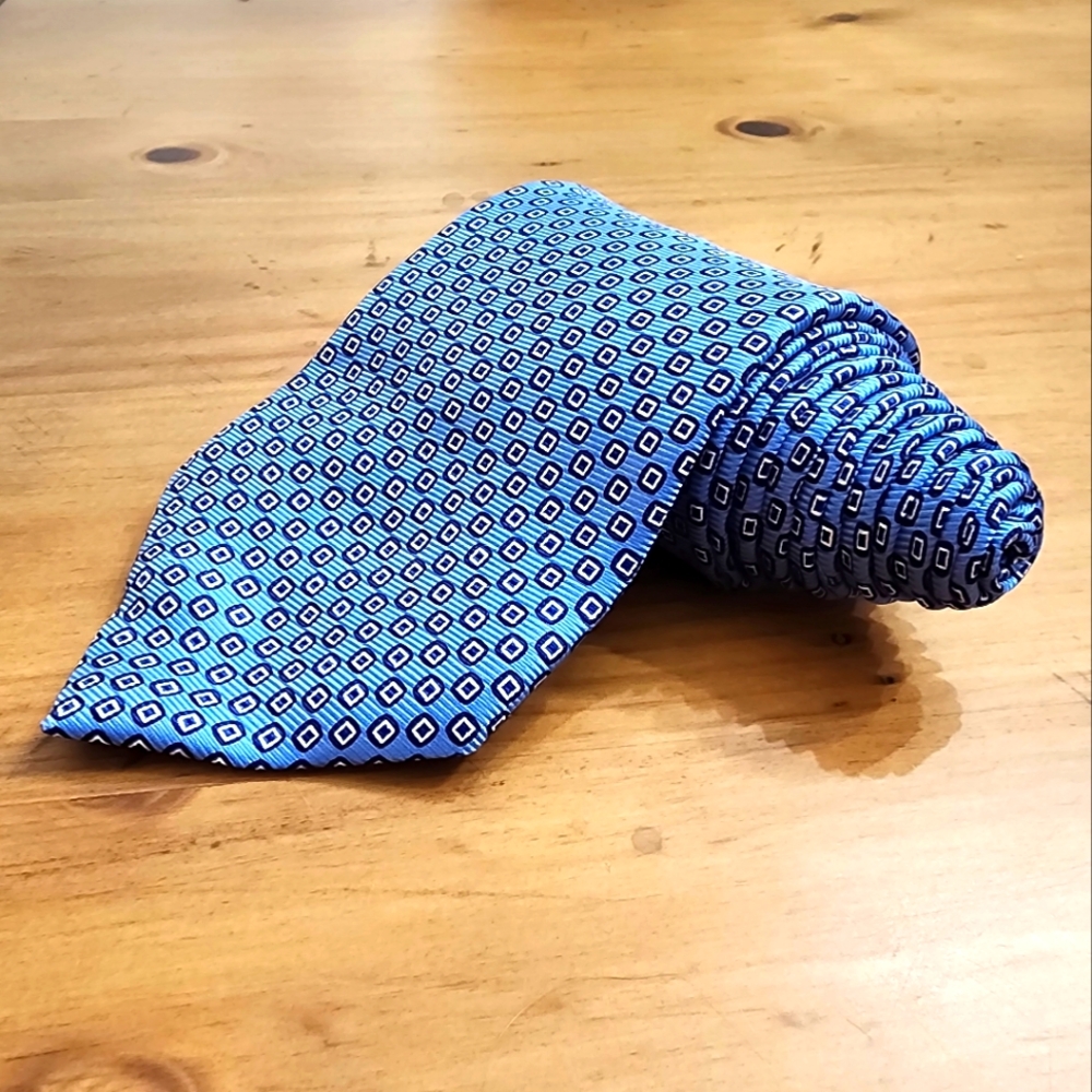 Brooks Brothers 346 Pure Silk Mini Geo Pattern Neck Tie. 59 inches